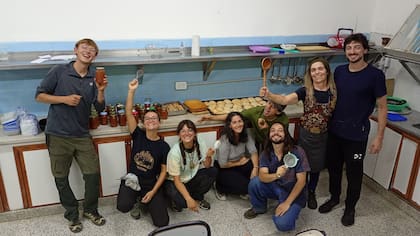 Algunos miembros de la cocina solidaria que elabora viendas para los voluntarios