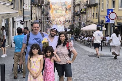 Algunos miembros de la familia Ayala, que tiene el dilema de quedarse o volver a la Argentina