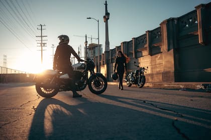 Algunos motociclistas en invierno guardan su moto y no la utilizan