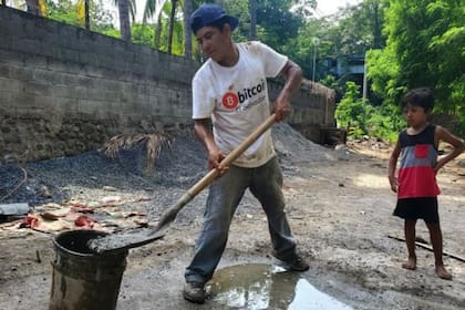 Algunos negocios locales de El Zonte fueron aceptando progresivamente el bitcoin como medio de pago, y algunos empresarios pagan sus salarios en esta criptomoneda