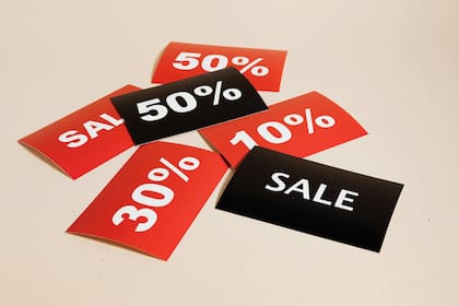 Algunos outlets ofrecen más del 50% de descuento sobre el precio original en productos de calidad, pero de temporadas pasadas (Pexels/Karola G)