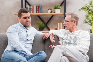 Los psicólogos coinciden: los padres suelen ser más distantes con los hijos que son más exitosos que ellos por culpa
