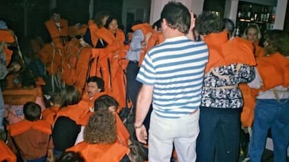 Algunos pasajeros con chalecos salvavidas se sentaron en el suelo, mientras que otros hicieron fila para los botes salvavidas