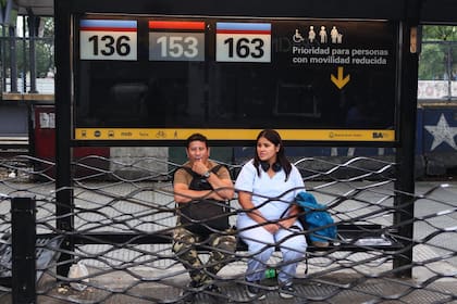 Algunos pasajeros esperaron por horas un colectivo