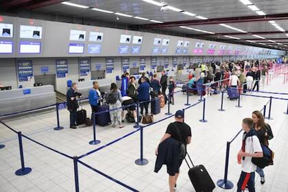 Algunos pasajeros retrasan las filas de seguridad en el aeropuerto debido a que no se prepararon con antelación