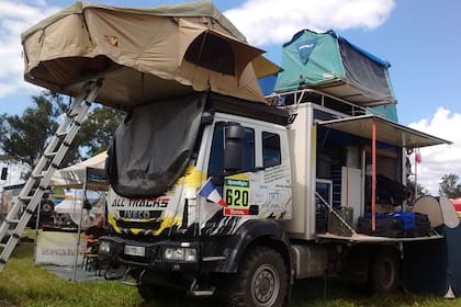 Algunos pilotos cuentan con camiones de asistencia. Pilotos, mecánicos y auxiliares duermen como pueden en el campamento