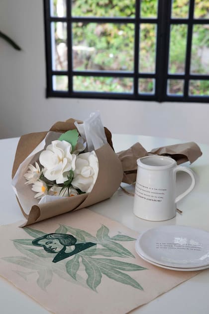 Algunos productos de Fulgor: flores de papel hechas por @byflorecer y vajilla inspirada en un poema de Constantino Cavafis.