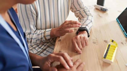 Algunos relojes inteligentes pueden identificar los primeros signos de la enfermedad de Parkinson antes de que se diagnostique