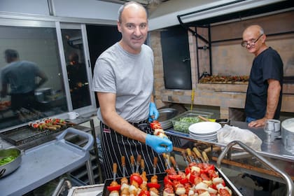 Algunos se encargan de la parrilla
