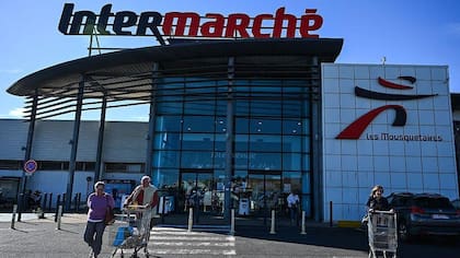 Algunos supermercados retiraron de la venta los alimentos cuyo estado no podía garantizarse.