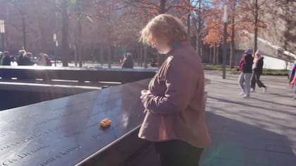 Algunos testigos dicen que Tania Head colocaba un taxi amarillo de juguete en el memorial junto al nombre de Dave para recordar la forma en la que contaba que se conocieron