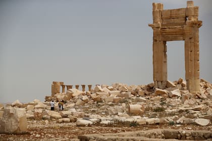 Algunos turistas visitan las ruinas romanas de Palmira el martes 11 de mayo de 2023, en Palmira, Siria. (AP Foto/Omar Sanadiki)