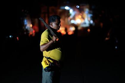 Algunos vecinos de Acapulco se sienten inseguros, especialmente en las noches por la falta de electricidad, y decidieron organizar su propia vigilancia