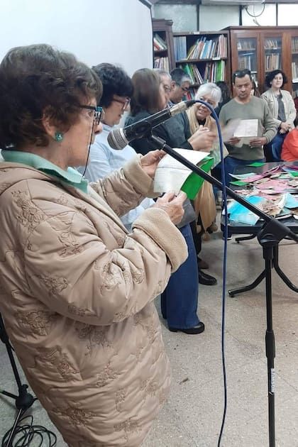 Algunos vecinos que dejaron sus cartas en 1998 en la cápsula del tiempo pudieron leer sus mensajes