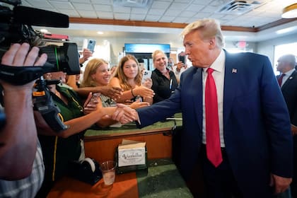 Algunos votantes cubanos en el restaurante Versailles todavía apoyan a Trump, pero otros comienzan a expresar temor por los cambios migratorios