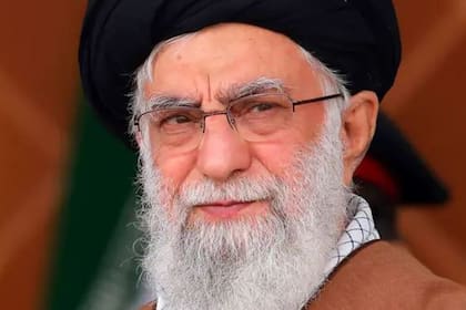 Según Khamenei, Estados Unidos mató "de forma cobarde al comandante más efectivo en la lucha contra el grupo extremista Estado Islámico al acabar con la vida del general Qassem Soleimani en un ataque aéreo en Bagdad