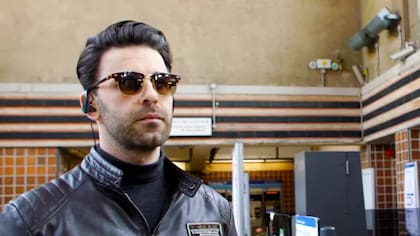 Ali Ayad en una estación de metro en Londres