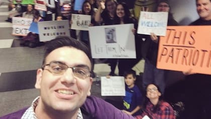 Ali Hamedani se encontró con una multitud de manifestantes que estaban dando la bienvenida a los musulmanes en el aeropuerto Chicago O''Hare.