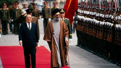 Alí Jamenei con el entonces presidente de China, Yang Shangkun, en mayo de 1989
