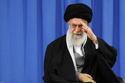 Ali Khamenei fue internado en Irán