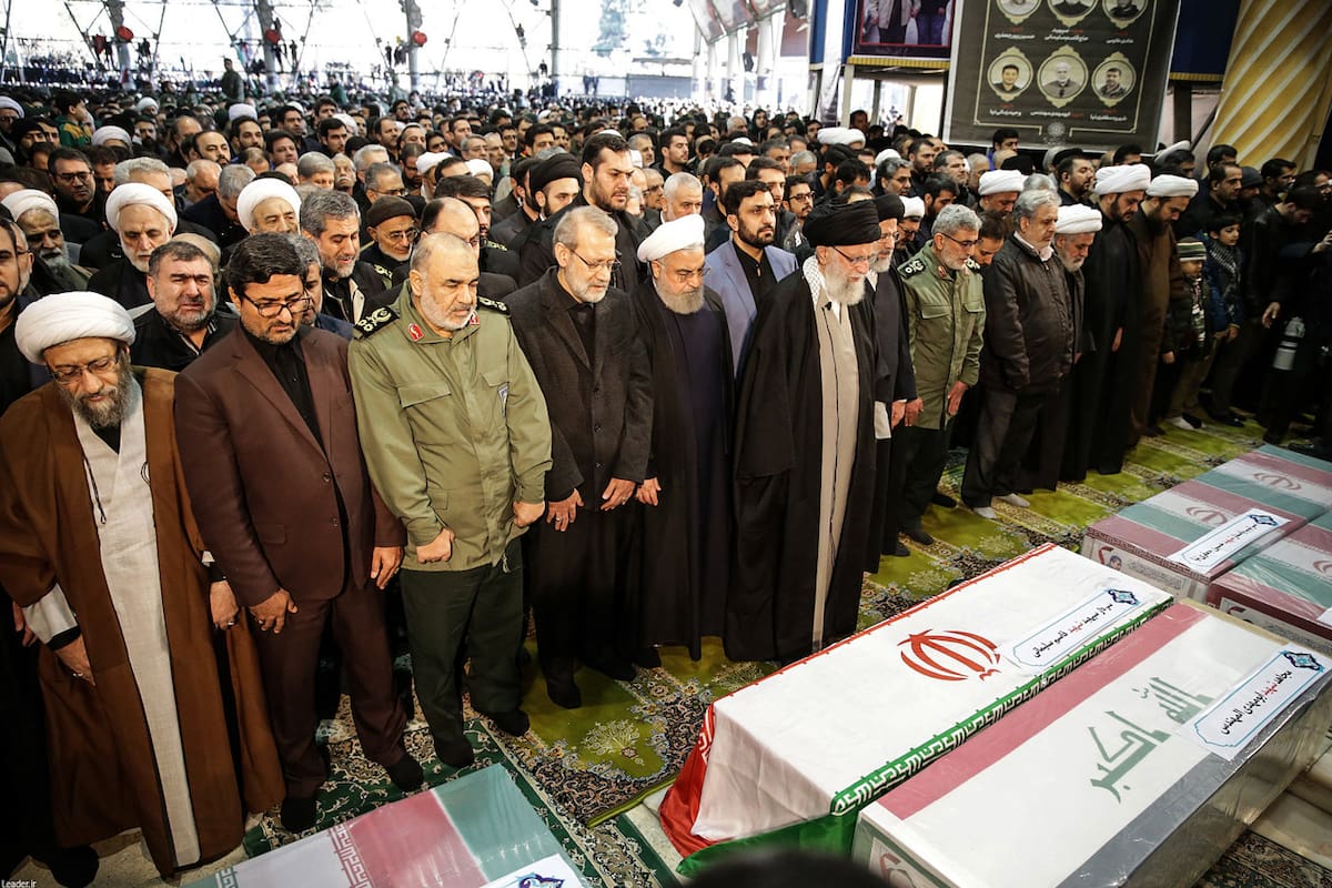 Ali Khamenei pronunció una oración ante el féretro del militar.