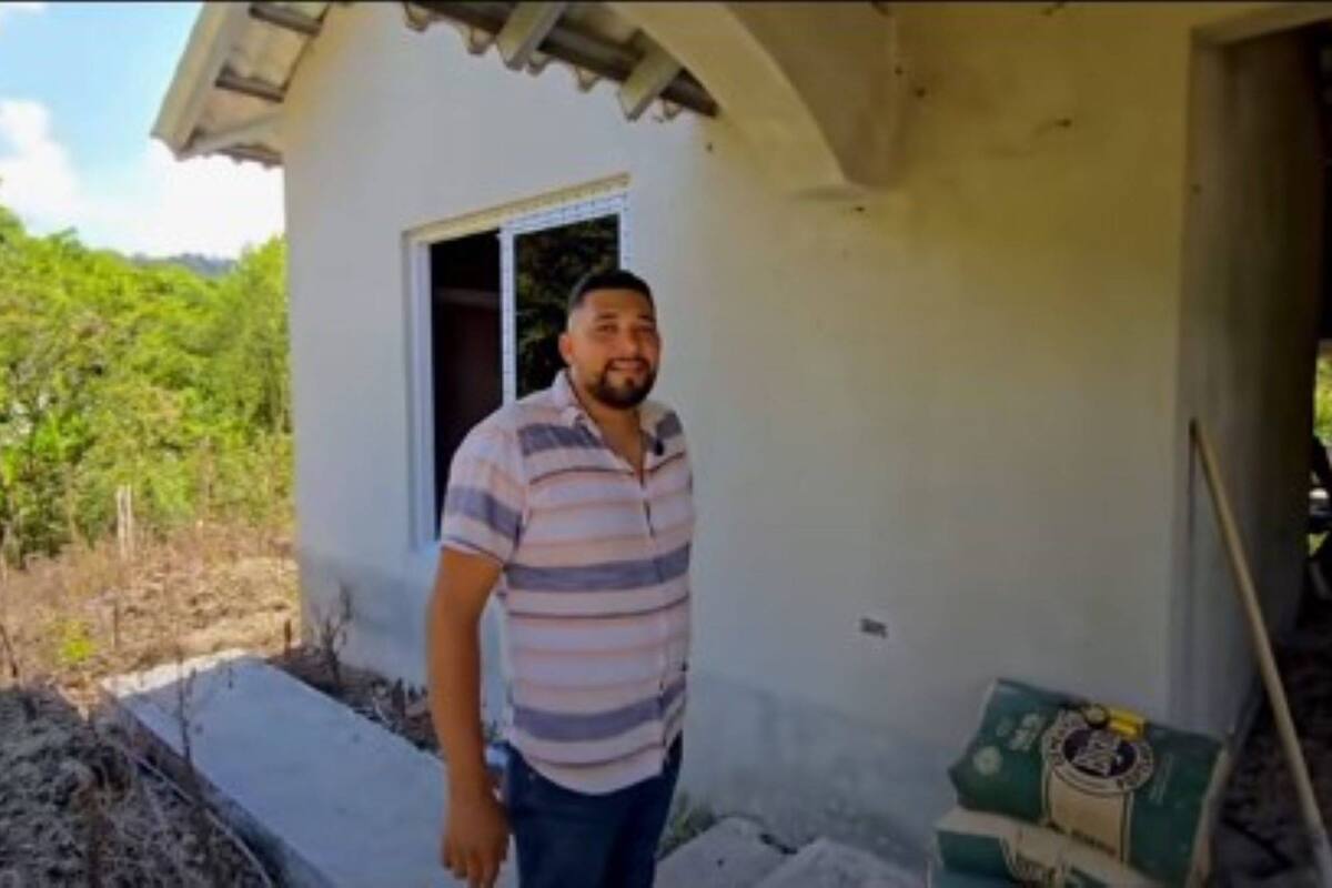 Alí, un migrante de Honduras que fue deportado de EE.UU. y no pudo terminar su casa