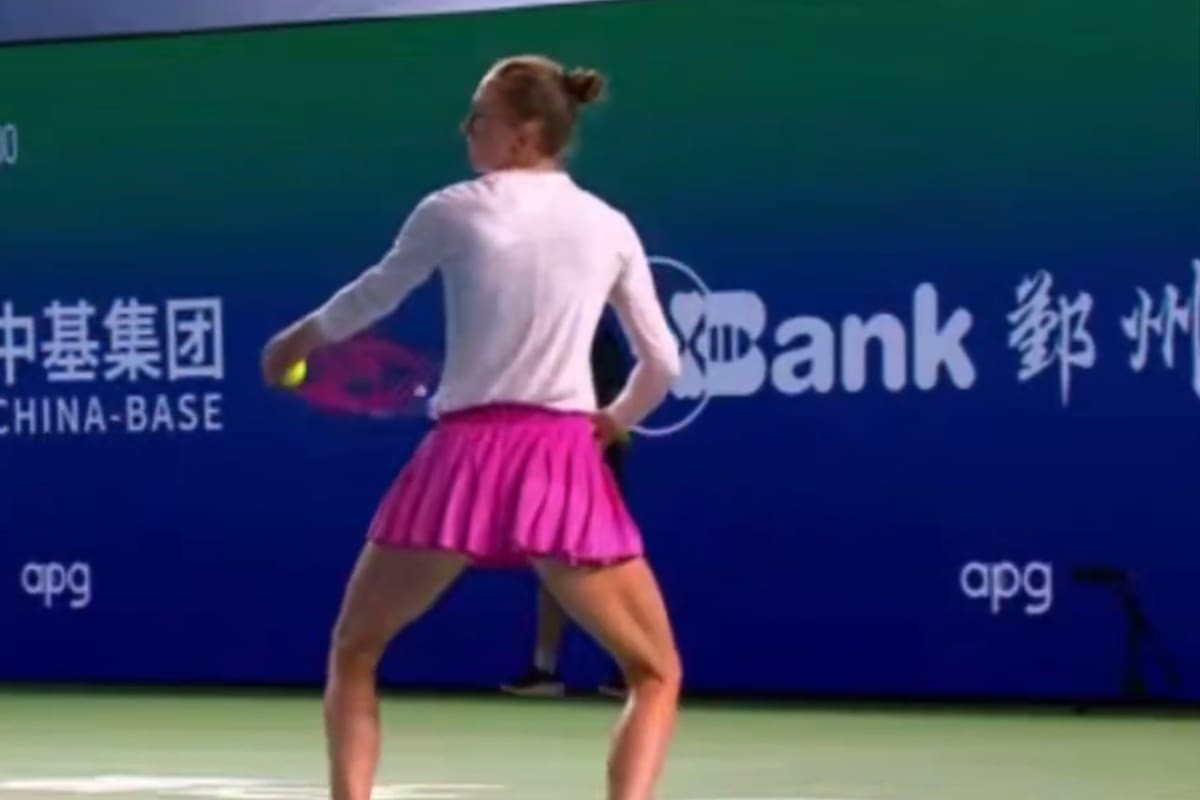 Aliaksandra Sasnovich en el momento clave del saque