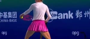 Como un paso de ballet: el curioso movimiento de saque que sorprendió en el circuito femenino