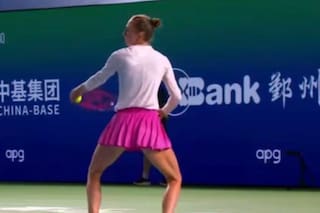 Como un paso de ballet: el curioso movimiento de saque que sorprendió en el circuito femenino