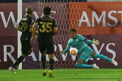 Butrón, arquero de Alianza Lima, le detuvo un penal a Reniero
