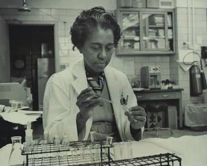 Alice Ball en el laboratorio, lugar donde produjo su aclamado invento