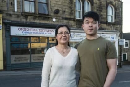 Alice Cheung junto a su hijo en el local de comidas chinas de su familia