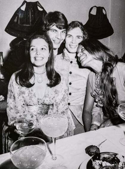 Alice con el bailarín Rudolf Nureyev, segundo desde la derecha, en 1972. Con el tiempo, Alice se convirtió en una de las agentes más poderosas de Nueva York: la persona a la que llamabas si no conseguías pasar de la junta