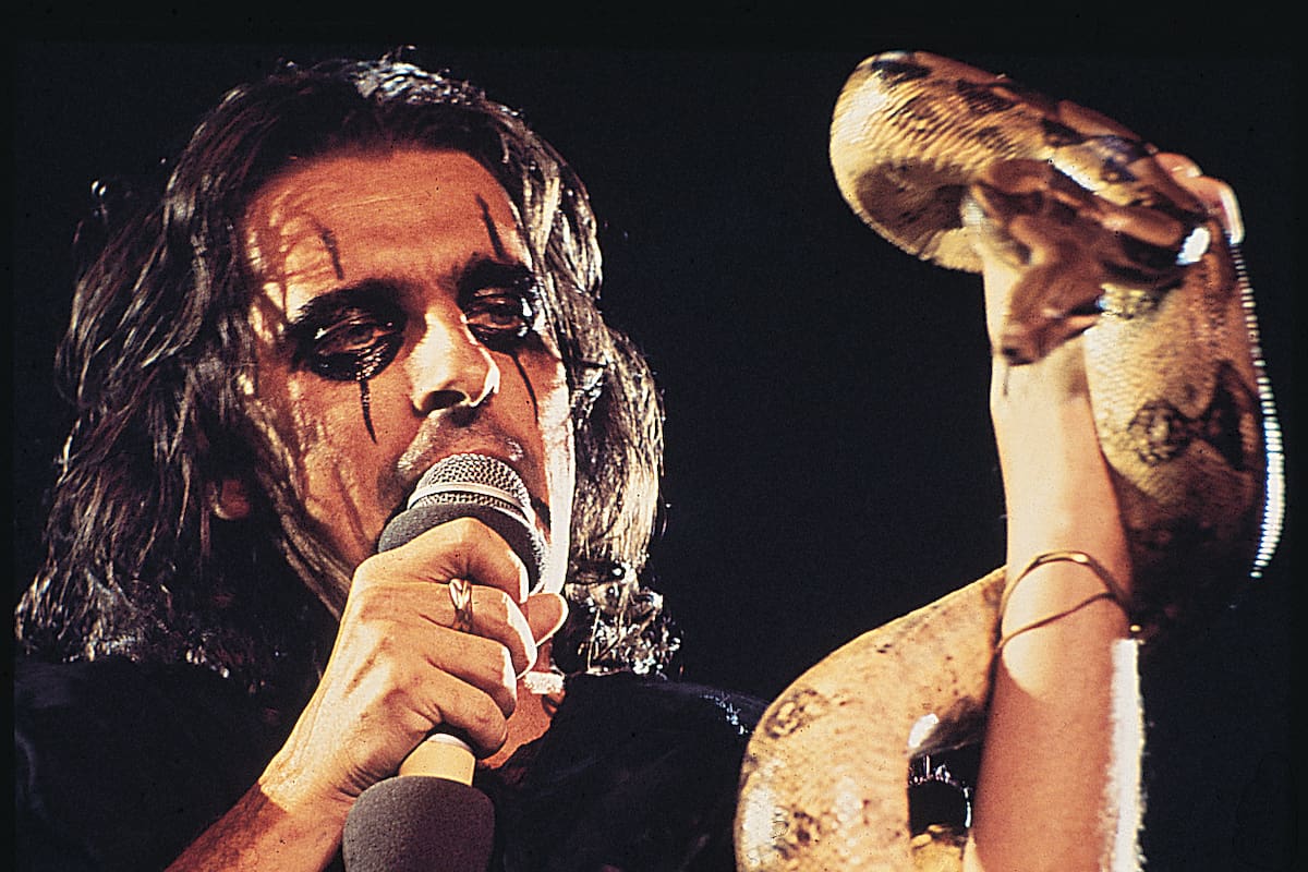 Alice Cooper se refirió a su primera experiencia con las drogas durante la juventud, en una historia que involucra a Jimi Hendrix y una cama vibratoria