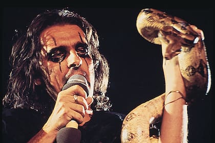 Alice Cooper se refirió a su primera experiencia con las drogas durante la juventud, en una historia que involucra a Jimi Hendrix y una cama vibratoria