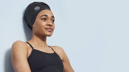 Alice Dearing, del equipo GB, con una gorra de natación Soul Cap.