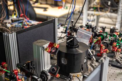 Alice, el receptor de la información cuántica teletransportada; dentro del cilindro de aluminio negro, la muestra de diamante se enfría a -270° C para reducir el ruido del ambiente y permitir el control cuántico