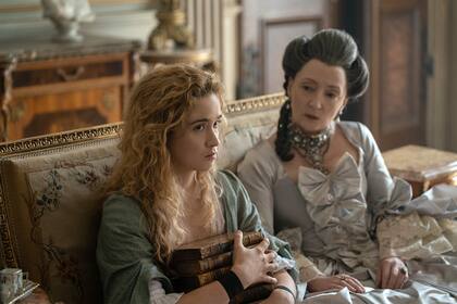 Alice Englert y Lesley Manville en Amistades peligrosas (Lionsgate+).