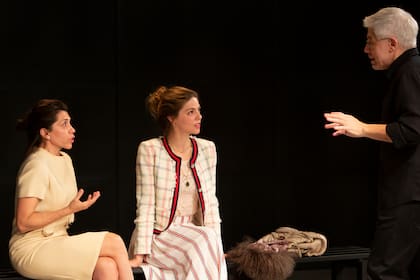 Alicia Borrachero y Manuela Velasco escuchan con atención al maestro Corazza