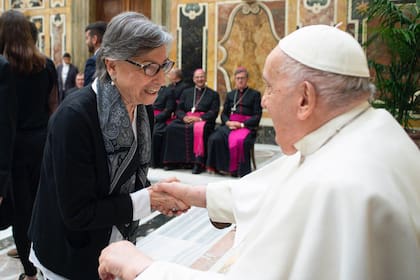 Alicia Fraschina, perito historiadora de la causa, junto al papa Francisco en El Vaticano