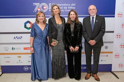 Alicia Garré, Sol Rouch, Pilar Ramírez y el Dr. Pablo Neira, director médico del Hospital General de Niños Dr. Ricardo Gutiérrez