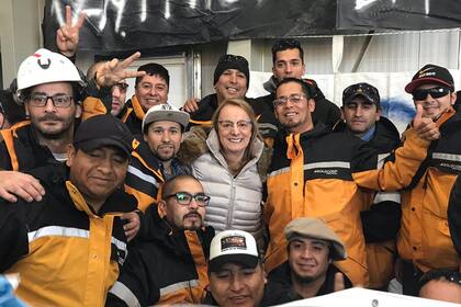 Alicia Kirchner con trabajadores mineros, en plan de campaña