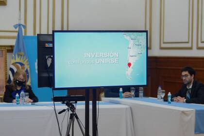 La gobernadora Alicia Kirchner y Nicolás Michudis, uno de los funcionarios echados, compartieron un acto horas antes de la cena cuestionada