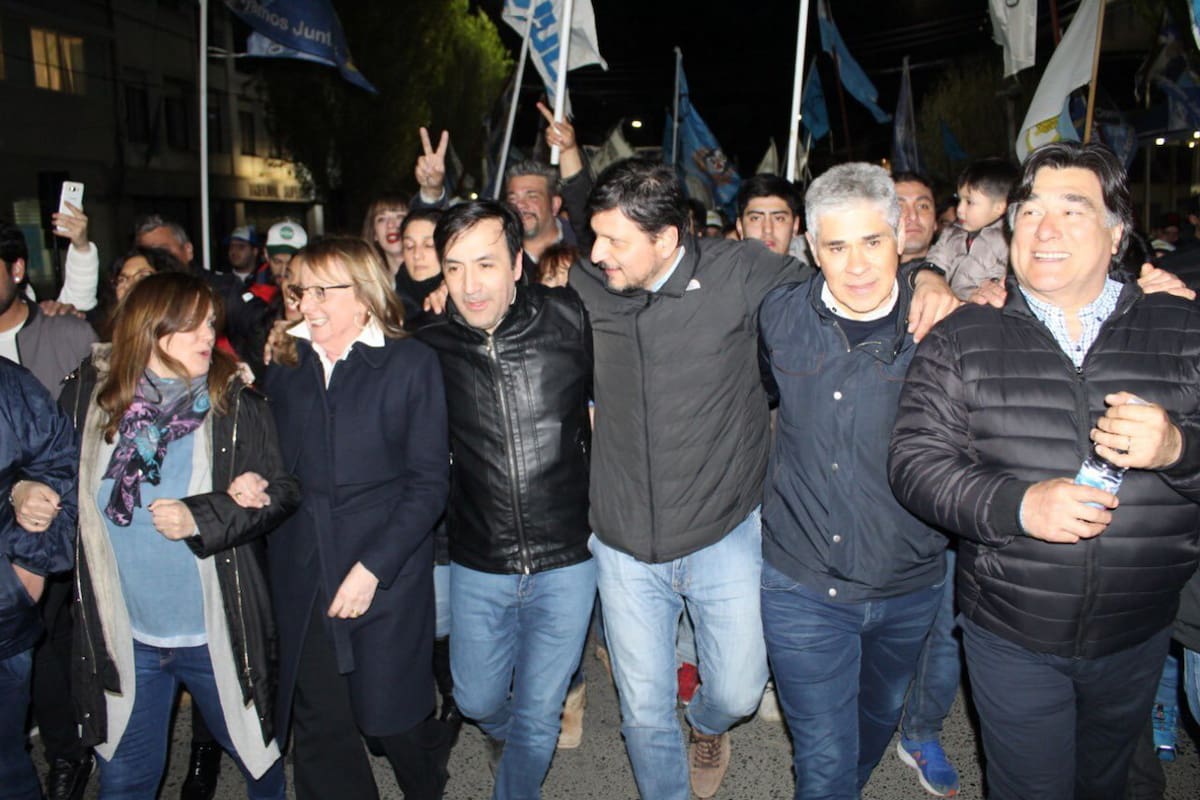 Alicia Kirchner y Carlos Zannini encabezaron “la marcha de la victoria” en la avenida Néstor Kirchner, en Río Gallegos