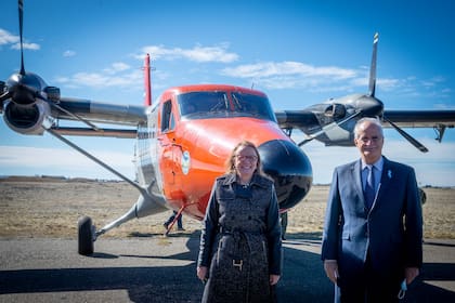 Alicia Kirchner y Jorge Taiana, en el lanzamiento del puente aéreo entre Río Gallegos y Río Grande, con aviones de la Fuerza Aérea