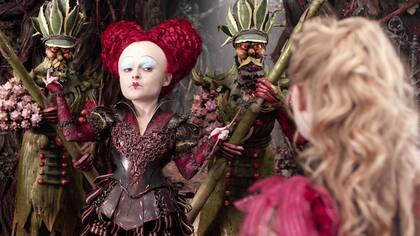 Alicia (Mia Wasikowska, de espaldas) frente a la histriónica Reina de Corazones