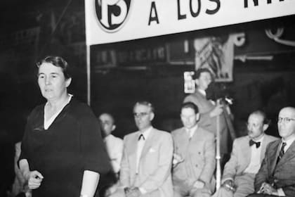 Alicia Moreau de Justo, médica argentina, militante feminista y socialista, durante un mitin de su partido en el Luna Park
Foto en papel (30 de enero 1939)