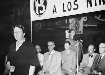 Alicia Moreau de Justo, médica argentina, militante feminista y socialista, durante un mitin de su partido en el Luna Park. Foto en papel, 30 de enero de 1939