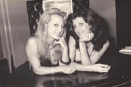Alicia Muñiz junto con su amiga Carmen Carrasco. Se conocieron mientras trabajaban en el boliche Horizonte