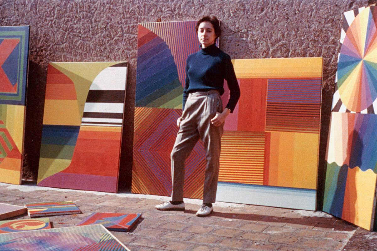 Alicia Orlandi con su obra, circa 1965
